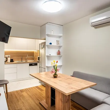 Radi's Coastal Chic Apartament Varna